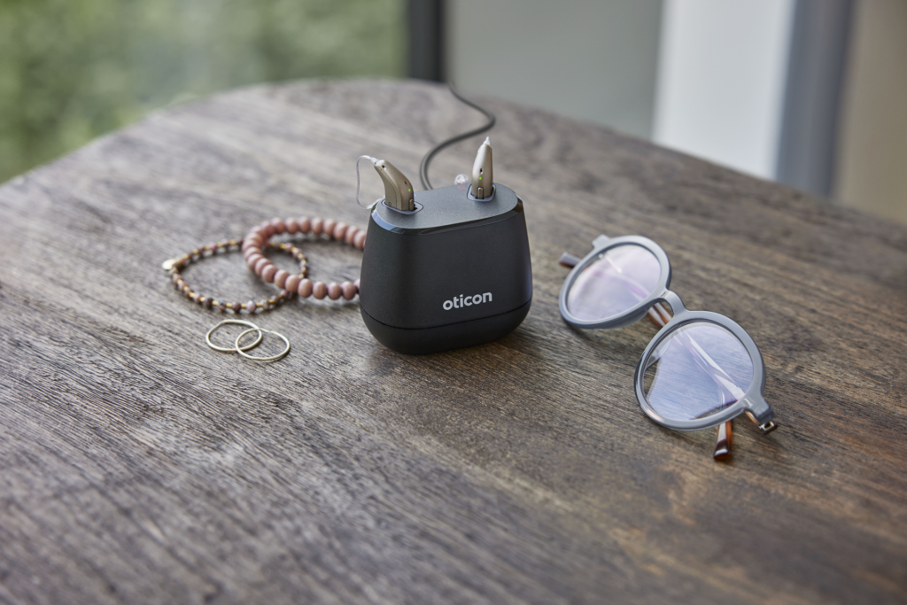 Genopladelige høreapparater: effektivitet og miljøvenlighed i fokus - Illustration